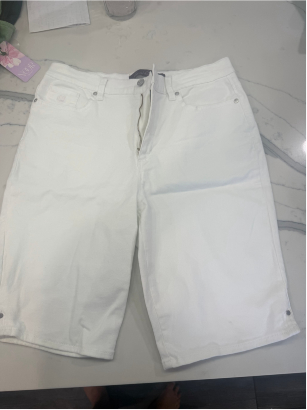 Women's Gloria Vanderbilt White Bermuda Shorts Size 10